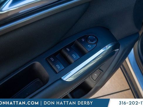 Used 2025 Chevrolet Traverse LT image 12