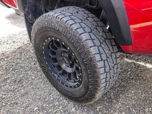 Used 2019 Toyota Tacoma TRD Off-Road w/ Technology Package AWD/4WD image 9