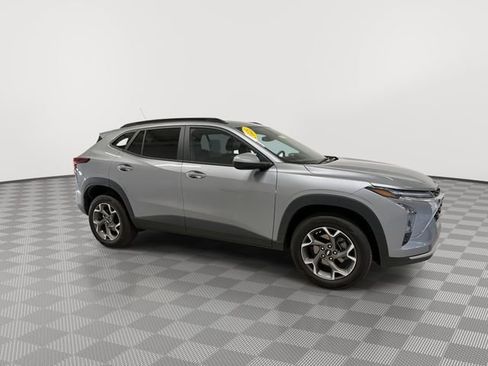 Certified 2025 Chevrolet Trax LT w/ LT Convenience Package image 13