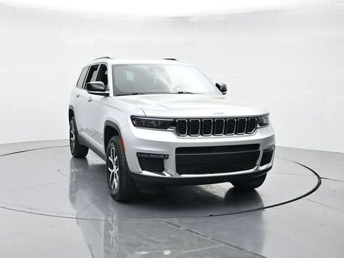 Used 2025 Jeep Grand Cherokee L Limited AWD/4WD image 4