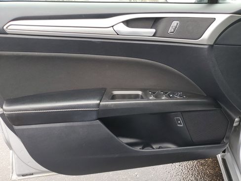 Used 2020 Ford Fusion SE image 18