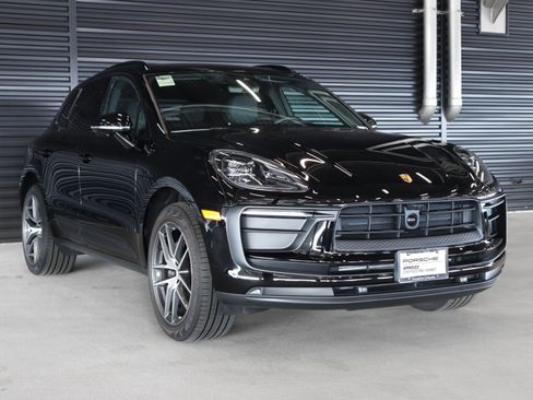 Certified 2025 Porsche Macan image 7