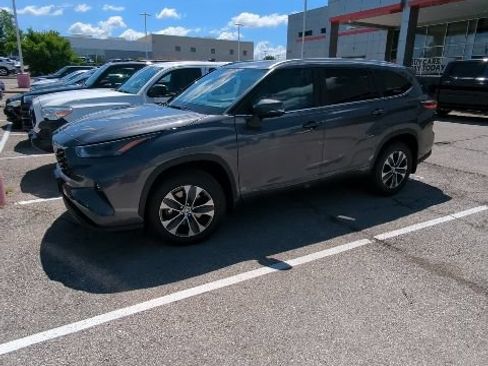 Used 2023 Toyota Highlander XLE AWD/4WD image 9