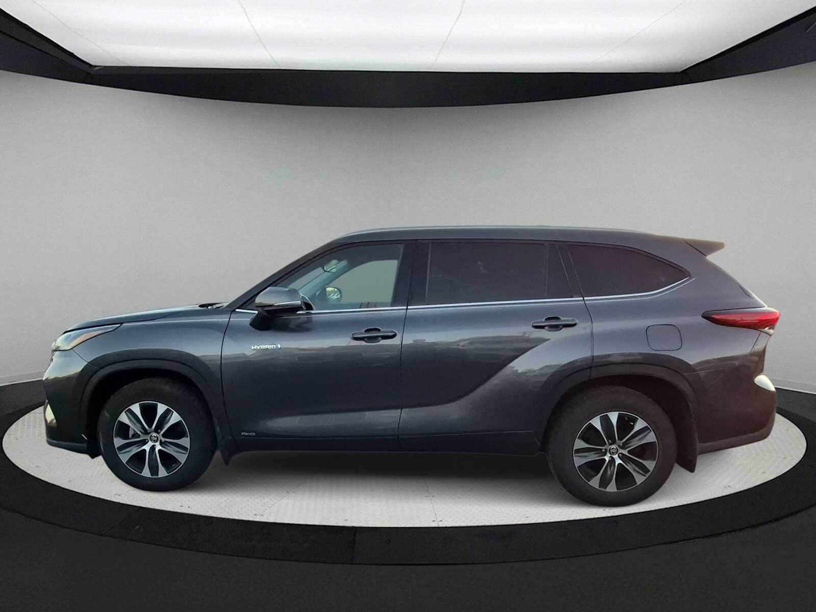 Used 2021 Toyota Highlander XLE AWD/4WD image 5