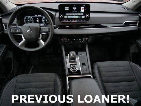 Used 2025 Mitsubishi Outlander SE image 11