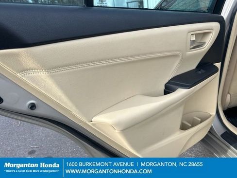 Used 2016 Toyota Camry XLE w/ Moonroof Package image 31