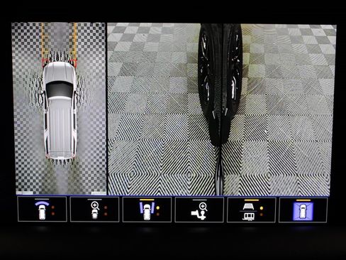 Used 2024 GMC Yukon XL SLT w/ SLT Luxury Package image 20