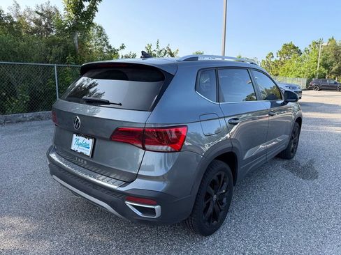Used 2023 Volkswagen Taos SE w/ Panoramic Sunroof Package FWD image 7