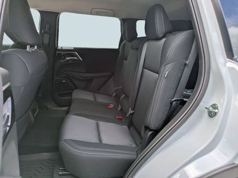 Used 2025 Mitsubishi Outlander ES FWD image 14