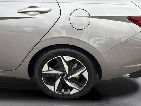 Used 2023 Hyundai Elantra Limited image 35