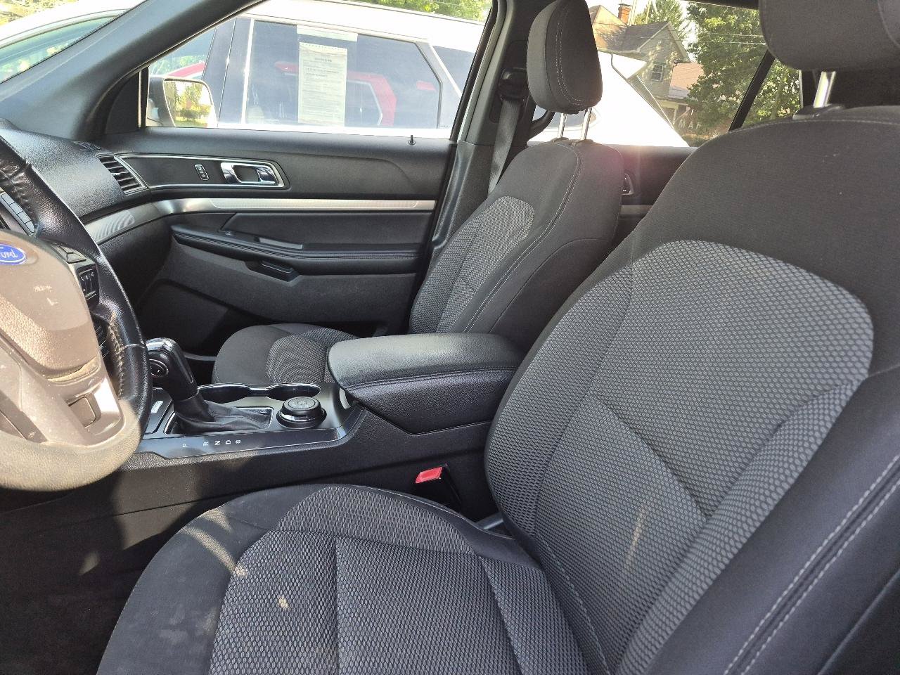 Used 2018 Ford Explorer XLT AWD/4WD image 10