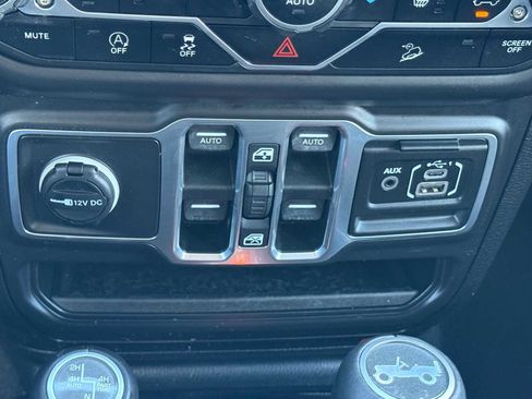 Used 2018 Jeep Wrangler Unlimited Sahara AWD/4WD image 31