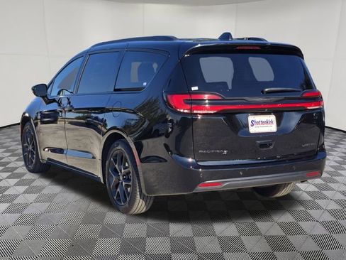 Used 2025 Chrysler Pacifica Limited image 5