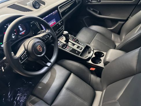 Certified 2025 Porsche Macan AWD/4WD image 4