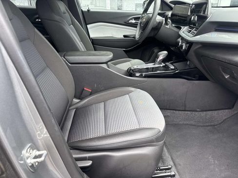 Used 2025 Chevrolet Trax LT FWD image 12