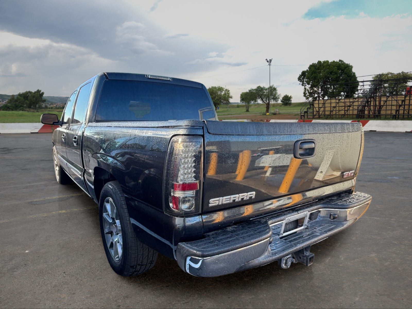 Used 2005 GMC Sierra 1500 SLE w/ Light Duty Power Package RWD image 4