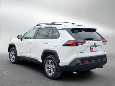 Used 2022 Toyota RAV4 LE AWD/4WD image 3