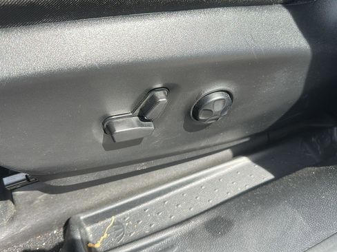 Used 2025 Chrysler Pacifica Limited FWD image 11