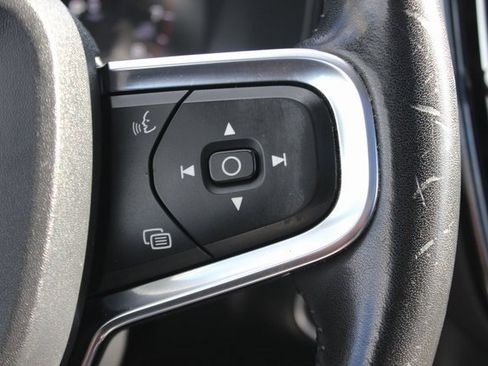 Used 2019 Volvo XC40 T5 Momentum image 14