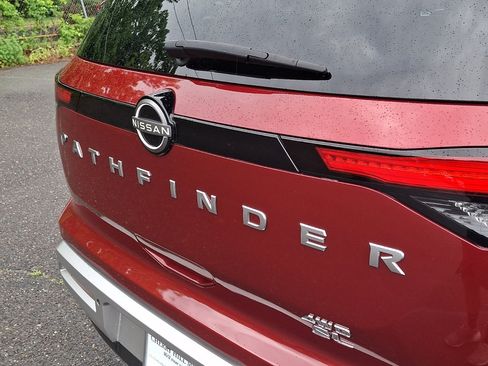 Used 2023 Nissan Pathfinder SL AWD/4WD image 17