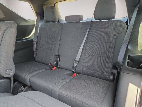 Used 2025 Chevrolet Traverse LT FWD image 16
