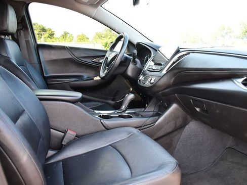 Used 2018 Chevrolet Malibu Hybrid w/ Leather Package FWD image 32