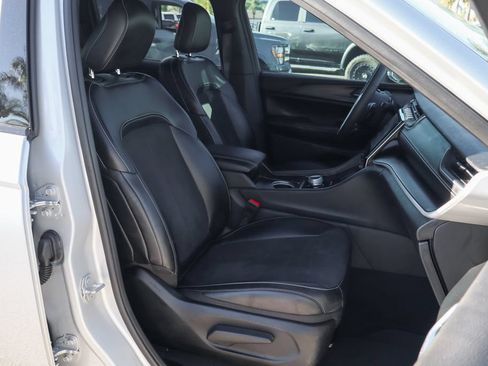 Used 2024 Jeep Grand Cherokee Altitude RWD image 36