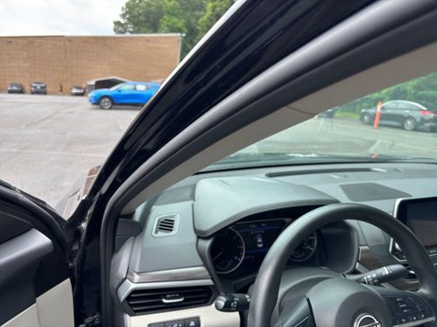 Used 2025 Nissan Altima 2.5 SV FWD image 34