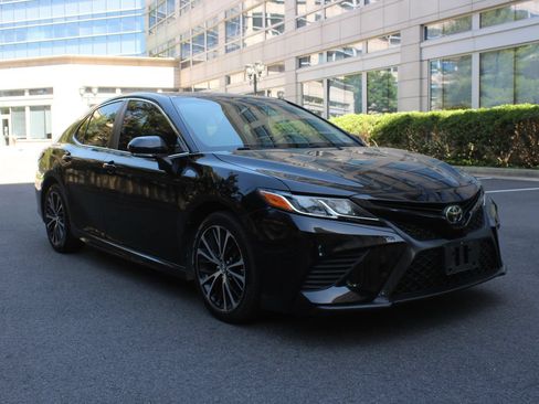 Used 2018 Toyota Camry SE w/ Moonroof Package FWD image 1