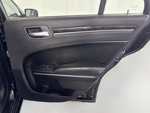 Used 2019 Chrysler 300 Limited image 28
