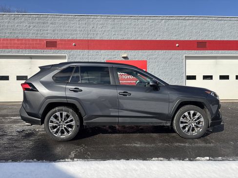 Used 2019 Toyota RAV4 XLE Premium image 2