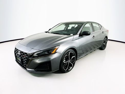 Used 2023 Nissan Altima 2.5 SR image 3