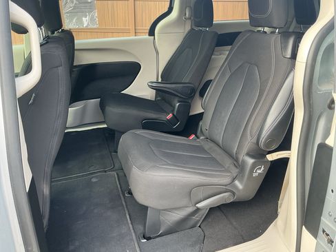 Used 2023 Chrysler Voyager LX FWD image 17