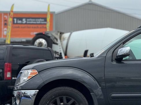 Used 2011 Nissan Frontier SL w/ Moonroof Pkg image 16