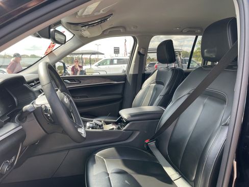 Used 2023 Jeep Grand Cherokee Limited w/ Black Appearance Package image 16