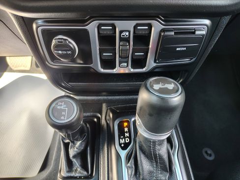 Certified 2024 Jeep Wrangler Sahara w/ Technology Group image 30