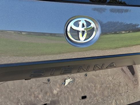 Used 2019 Toyota Sienna L image 30