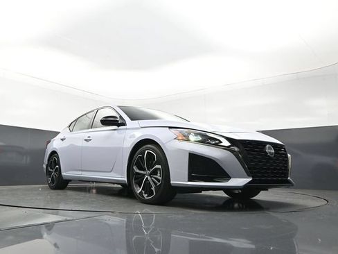 Used 2023 Nissan Altima 2.5 SR w/ SR Premium Package FWD image 27