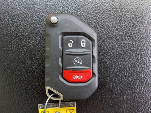 Used 2023 Jeep Gladiator Sport AWD/4WD image 30