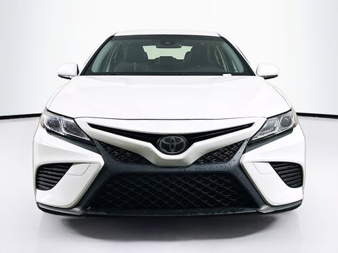 Used 2018 Toyota Camry SE image 2