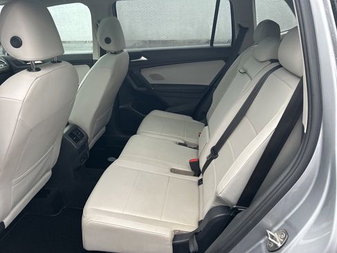 Used 2020 Volkswagen Tiguan SE w/ Panoramic Sunroof Package image 15