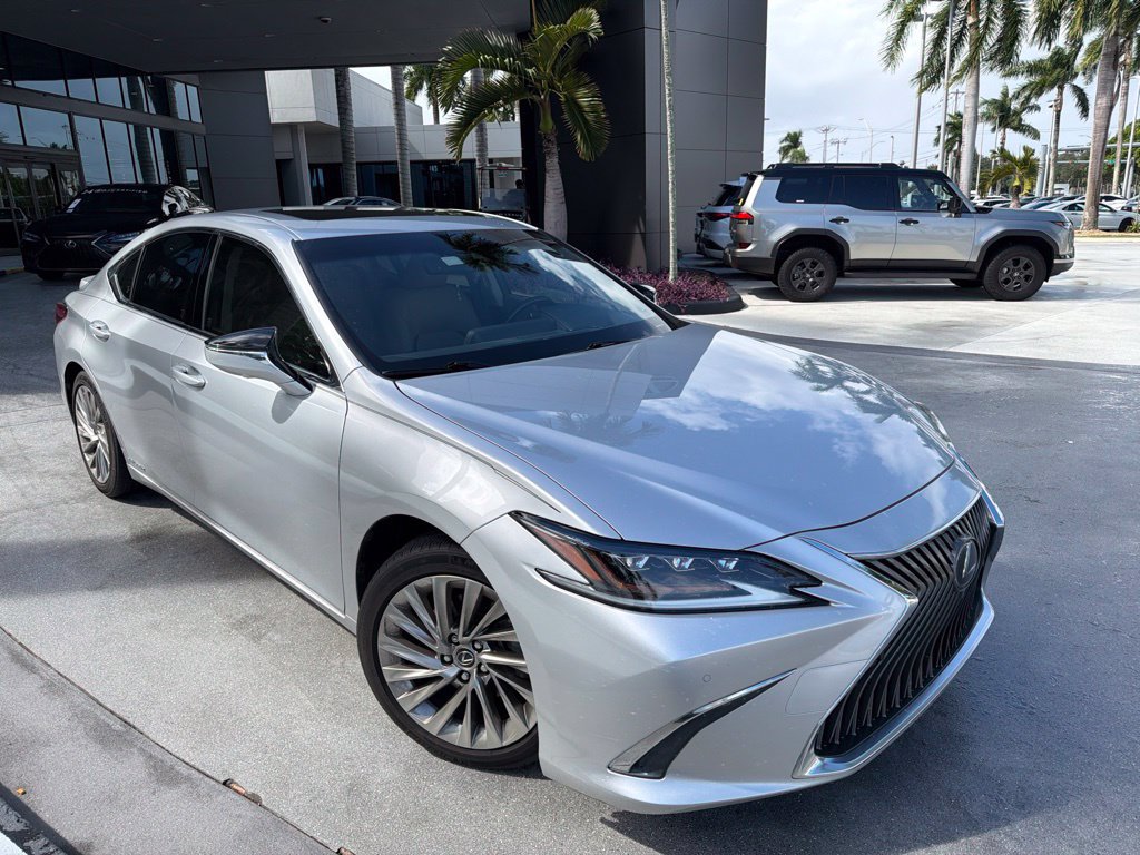 Used 2019 Lexus ES 300h Ultra Luxury w/ Accessory Package 2 FWD image 5