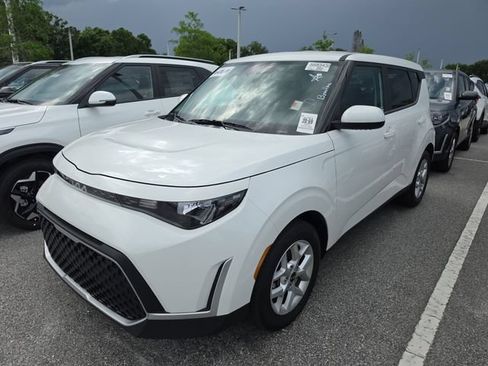 Certified 2025 Kia Soul LX w/ LX Technology Package FWD image 2
