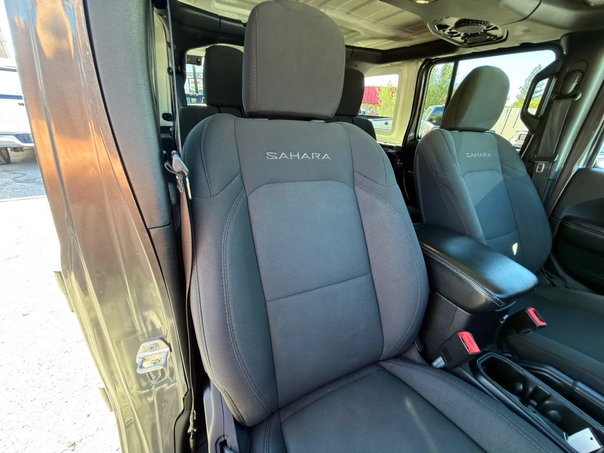 Used 2019 Jeep Wrangler Unlimited Sahara w/ Safety Group AWD/4WD image 12