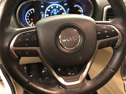 Used 2018 Jeep Grand Cherokee Laredo image 16