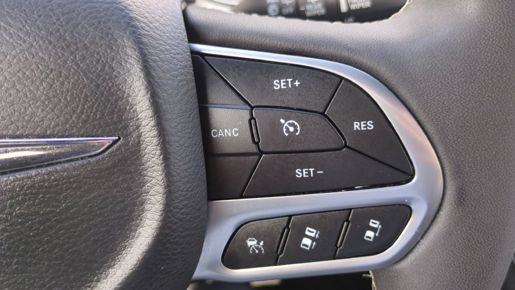 Used 2025 Chrysler Pacifica Select FWD image 18
