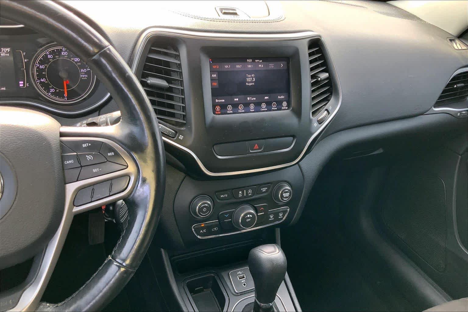 Used 2019 Jeep Cherokee Latitude w/ Cold Weather Group FWD image 7