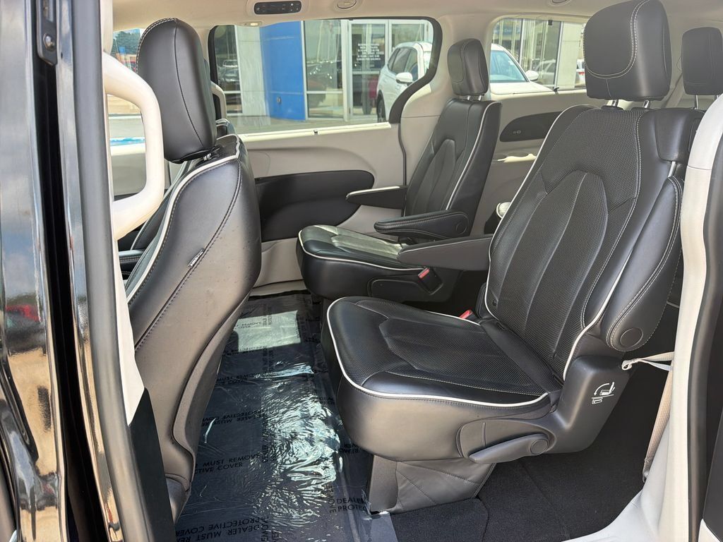 Used 2023 Chrysler Pacifica Limited FWD image 25
