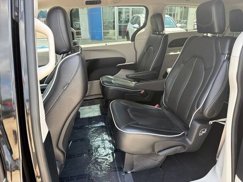 Used 2023 Chrysler Pacifica Limited FWD image 25