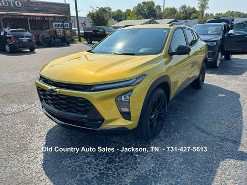 Used 2024 Chevrolet Trax ACTIV w/ Sunroof Package image 2